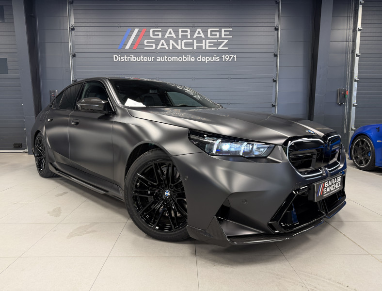 M5 (G90) PHEV V8 4.4L 727CV -GAR 01/2029- Frozen Grey/Pack Carbone/Caméra 360°/Mérine Red