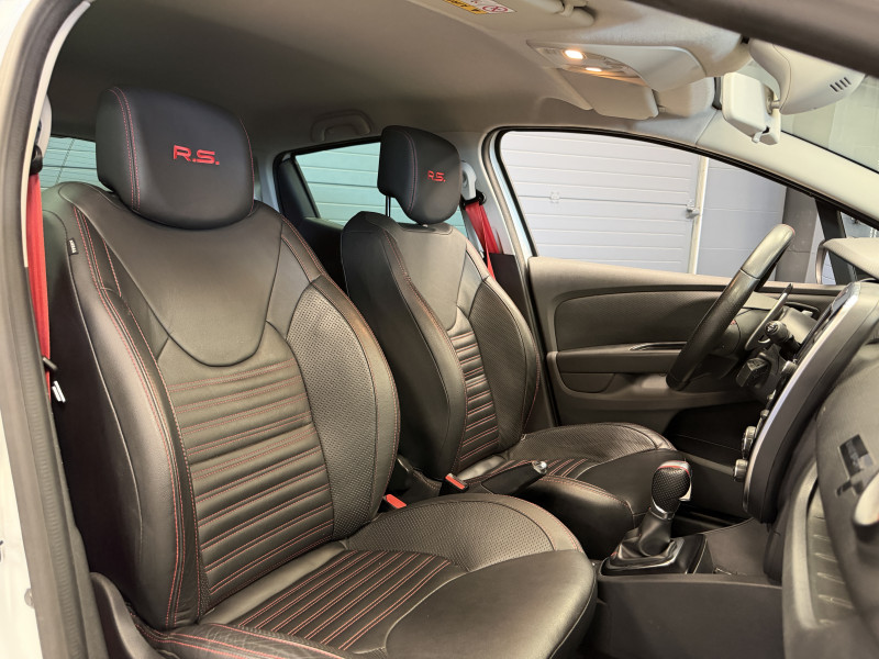 Renault CLIO IV RS Trophy — photo 13