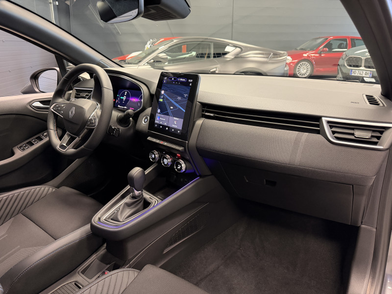 Renault CLIO V Esprit Alpine E-Tech Hybrid — photo 17