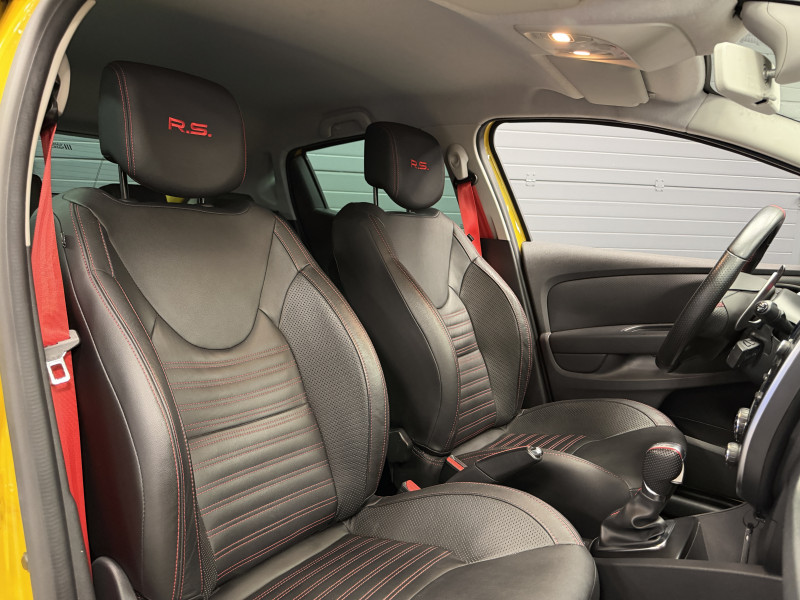 Renault CLIO IV RS Trophy — photo 15