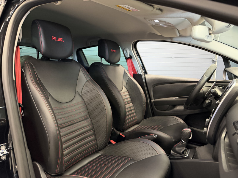 Renault CLIO IV RS18 — photo 14
